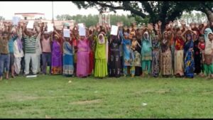 अधिकारियों की मिलीभगत और कोटेदार के मनमानी के खिलाफ ग्रामीणों ने काटा ग़दर