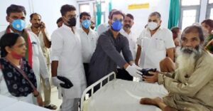 पूर्व मंत्री की जयंती पर जिला अस्पताल में वितरित किए फल