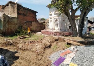 प्राचीन धर्मशाला पर अवैध कब्जे को लेकर गांव में तनावपूर्ण स्थिति