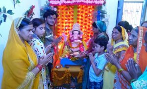 गणेश चतुर्थी पर घरों और देवालयों में विराजे गणपति बप्पा