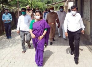 डीएम ने एक्सईएन कार्यालय का किया औचक निरीक्षण