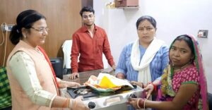 महिला मोर्चा जिलाध्यक्ष ने उज्जवला योजना के बांटे गैस कनेक्शन
