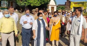 टिकरा गांव के डेंगू मरीजों का डीएम ने जाना हाल