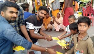 इंडियन यूथ आइकान टीम ने बच्चों को बांटी पाठ्य सामग्री