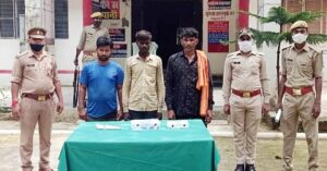 चोरी के माल व तमंचों के साथ तीन गिरफ्तार