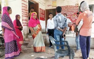 बिजली न आने पर पावर हाउस पहुंची प्रधान संघ ब्लाक अध्यक्ष