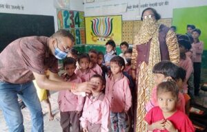 स्वच्छता पर ध्यान देने की अपील कर बांटी होम्योपैथिक औषधि