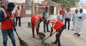 मंदिरों के समीप पालिका ने शुरू किया सफाई अभियान