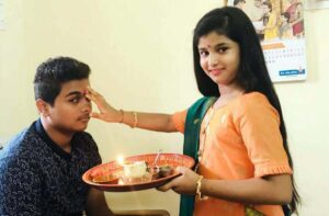 भैया-दूज पर्व पर रोली-टीका कर बहनों ने उतारी आरती