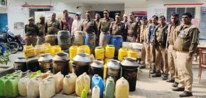 पुलिस व आबकारी के छापे में 340 लीटर अवैध शराब बरामद