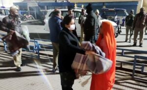 रात्रि भ्रमण कर डीएम ने गरीबों का जाना हाल