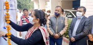 डीएम ने हस्ताक्षर कर जागरूकता वाहन को किया रवाना