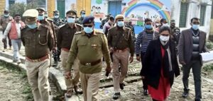 पुलिस व अर्द्ध सैनिक बल ने किया पैदल गश्त