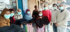 जरूरतमंदों को कंबल देकर कोरोना के प्रति किया जागरूक