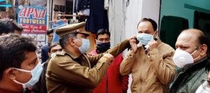 मास्क के प्रति व्यापारियों को किया जागरूक