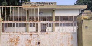 अस्पताल में लटकता रहा ताला, बिन उपचार लौटे मरीज