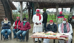 सपा नेताओ के द्वारा ग्रामीणों से डोर टू डोर मिलने का चलाया गया अभियान