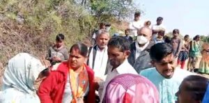 भाजपा महिला मोर्चा जिला मंत्री ने पत्रकार को दी गालियां