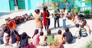 पठन-पाठन सामग्री पाकर खिल उठे बच्चों के चेहरे