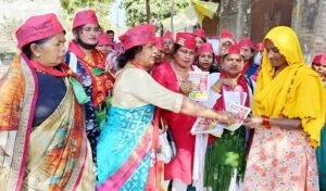 सपा प्रत्याशी की पत्नी ने घर-घर मांगा विजय का आशीर्वाद