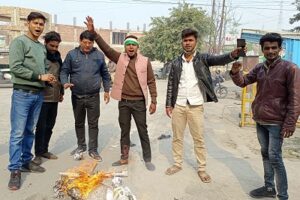 युवा कांग्रेसियों ने फूंका वित्त मंत्री का पुतला, बजट को बताया नौजवान विरोधी