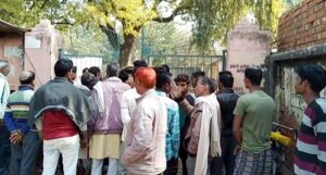 नगर पंचायत कार्यालय में किसानों ने बंद किए अन्ना जानवर