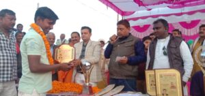 सावित्री नर्सिंग होम शंकरगढ़ के चेयरमैन डॉक्टर विनोद त्रिपाठी ने क्रिकेट टूर्नामेंट में पहुंचकर किया खिलाड़ियों का उत्साह वर्धन किया