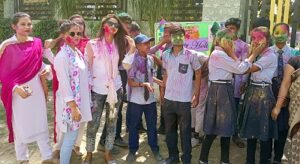 शिक्षकों व बच्चों ने जमकर उड़ाए अबीर व गुलाल