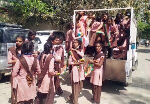 लोडर में पशुओं की तरह लाए गए बच्चें