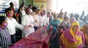 चेयरमैन प्रतिनिधि ने सफाई कर्मियों संग मनाई होली