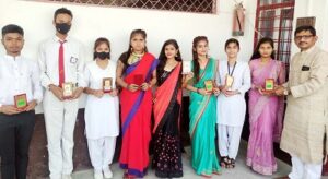 विद्यालय के शिक्षकों ने छात्र-छात्राओं को दी विदाई