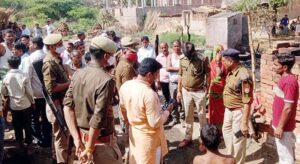 कूड़े के ढेर से तीन घरों में लगी आग, महिला की मौत