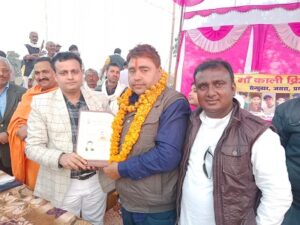 प्रयागराज : सावित्री नर्सिंग होम शंकरगढ़ के चेयरमैन डॉक्टर विनोद त्रिपाठी ने क्रिकेट टूर्नामेंट में पहुंचकर खिलाड़ियों का किया उत्साह वर्धन