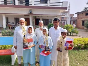 आजमगढ़ :  ग्राम प्रधान द्वारा होनहार बच्चों को ट्रॉफी और गोल्ड मेडल देकर किया गया सम्मानित