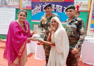 शहीदों के परिजनों को स्मृति चिन्ह सौंपकर शहादत को किया नमन