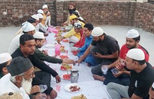 रोजा इफ्तार में मुल्क की तरक्की के लिए उठे हाथ