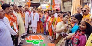 भाजपा के स्थापना दिवस पर ध्वजारोहण कर निकाली प्रभात फेरी