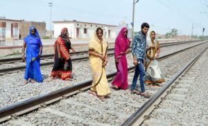 जान हथेड़ी पर लेकर रेलवे ट्रैक पार करते मुहल्लेवासी