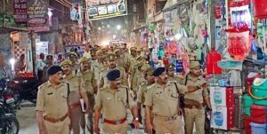पुलिस ने पैदल गश्त कर अतिक्रमणकारियों को चेताया