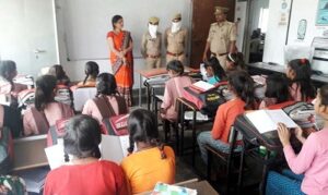 एंटी रोमियो टीम ने महिलाओं व बालिकाओं को किया जागरूक