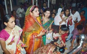 भक्तों ने किया स्कंदमाता का श्रृंगार, बांटा प्रसाद