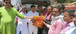 जरूरतमंदों में खाद्य पदार्थ का पैकेट वितरित कर द मिडिएटर ने मनाया अपने सदस्य का प्रथम स्मृति दिवस….