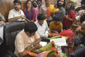 प्रयागराज : कैबिनेट मंत्री नन्दी ने मुट्ठीगंज कार्यालय में बैठ कर सुनी लोगों की समस्याएं