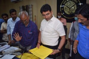 प्रयागराज : मतदान के दौरान निर्वाचन आयोग की गाइड लाइन का पालन सुनिश्चित किया जाये – जिलाधिकारी