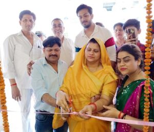 भाजपा नेत्री ने शोरूम का किया उद्घाटन