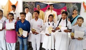 परीक्षाफल व उपहार पाकर खिल उठे छात्रों के चेहरे