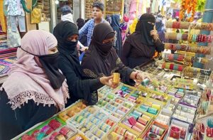 ईद को एक दिन शेष, ग्राहकों से भरे बाजार