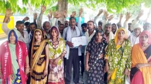 आम रास्ते पर अवैध निर्माण को रोके जाने की लगाई जिलाधिकारी से गुहार