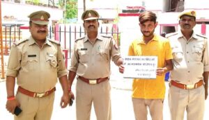 योगी के बुलडोजर का खौफः दुष्कर्म का आरोपी थाने पहुंच किया आत्मसमर्पण
