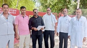 एसडीएम से तालाब खुदाई में व्यवधान डालने की शिकायत